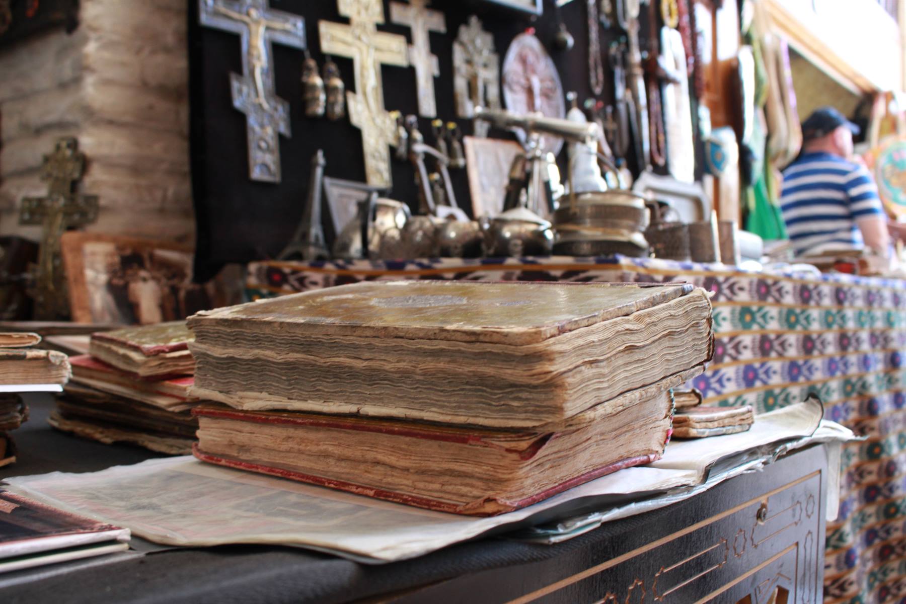 Libri antichi in vendita al mercato di Tashkent, tra croci e soprammobili
