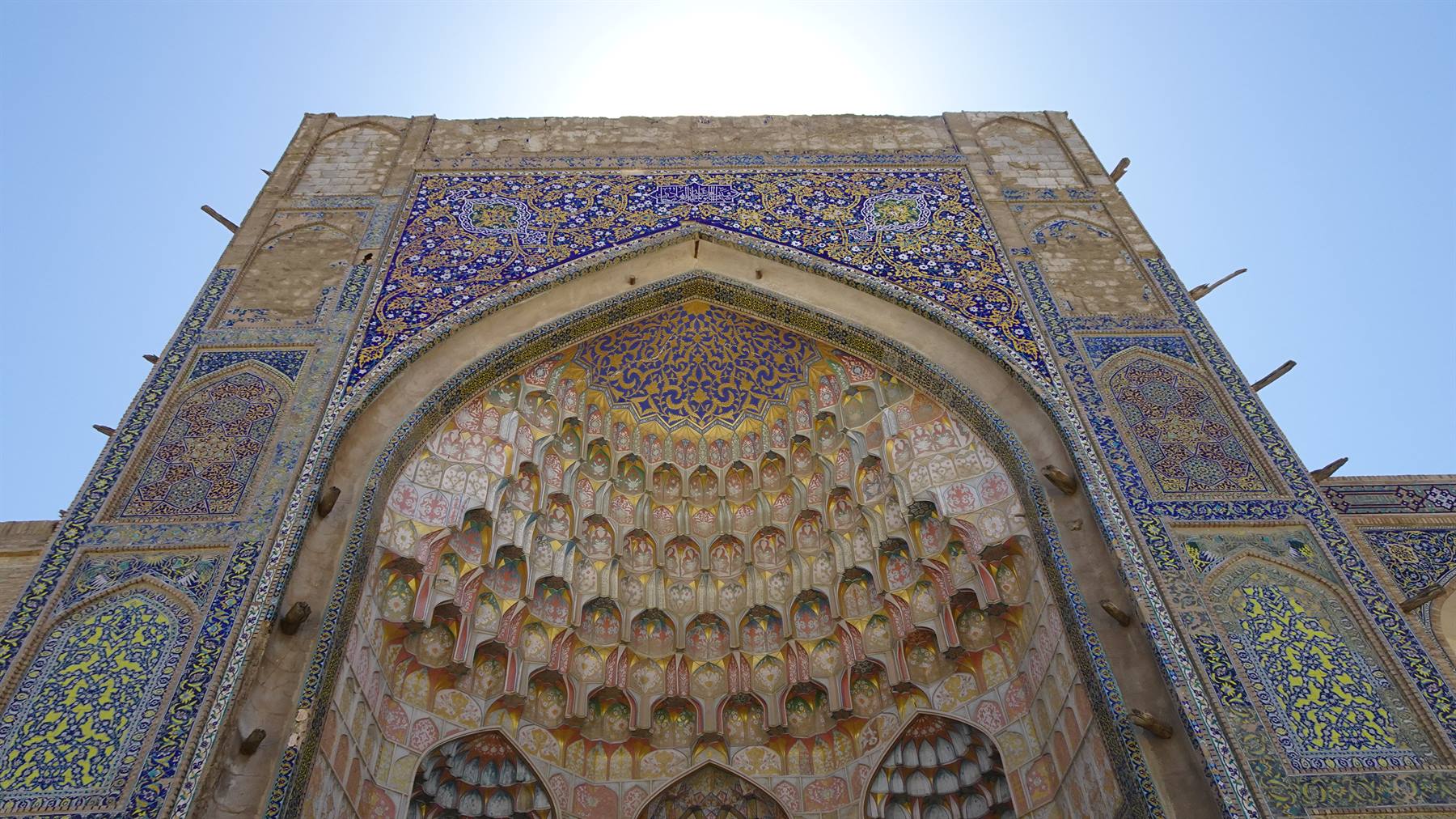 Il grande portale a mosaici blu e muqarnas della madrasa di Samarcanda
