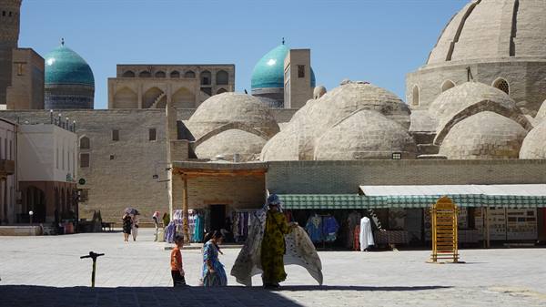 Cupole in mattoni e turchesi sopra i bazar di Bukhara