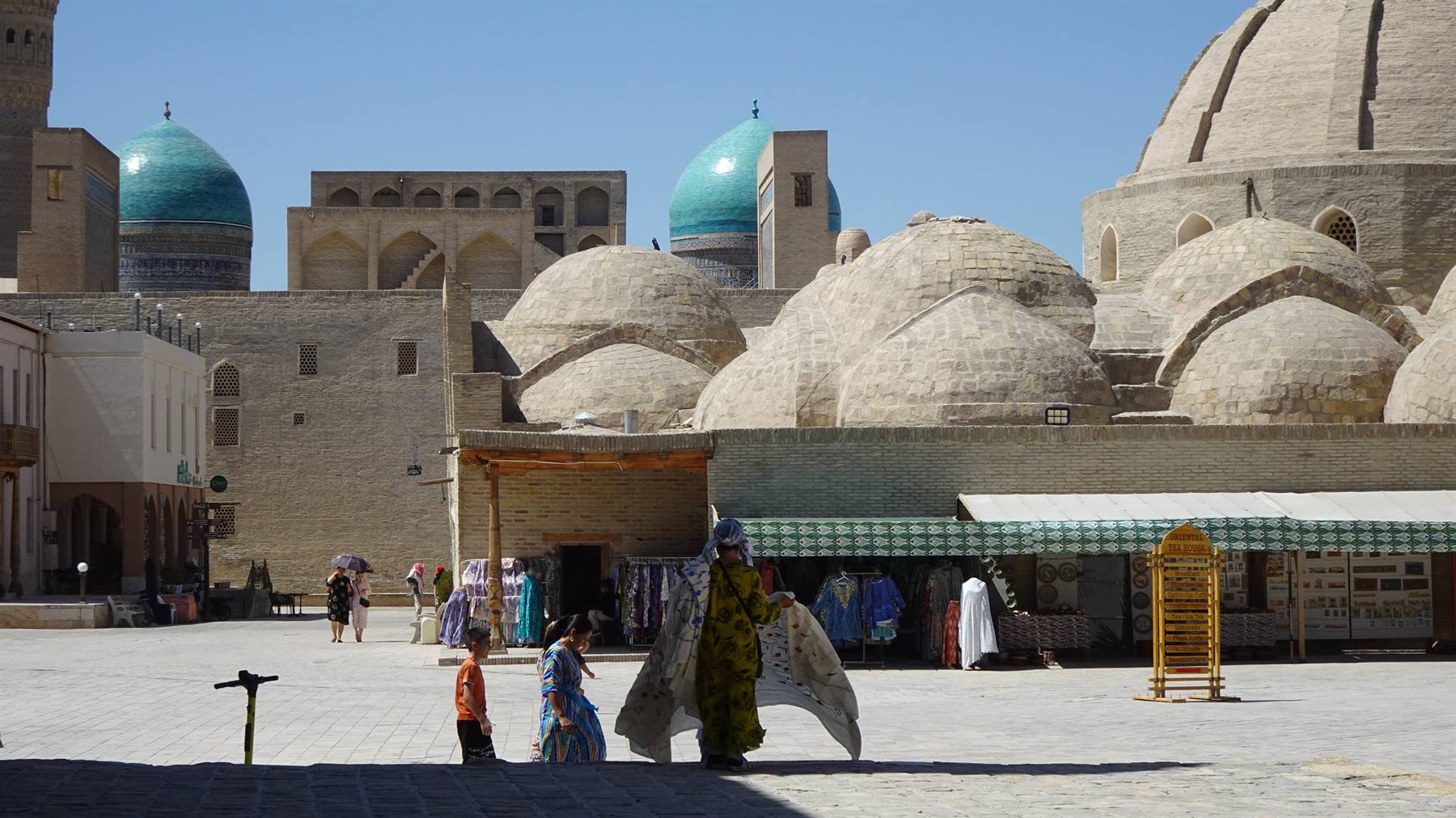 Cupole in mattoni e turchesi sopra i bazar di Bukhara