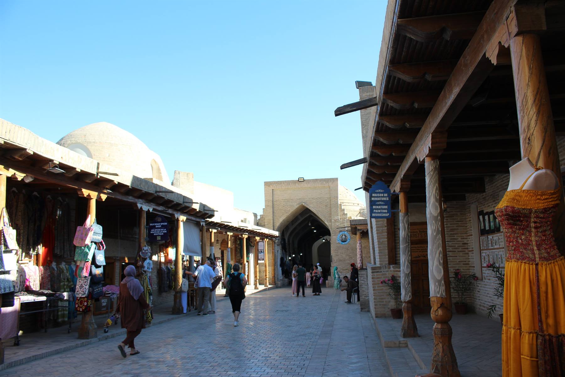Bazar tra colonne di legno e cupole di mattoni a Bukhara