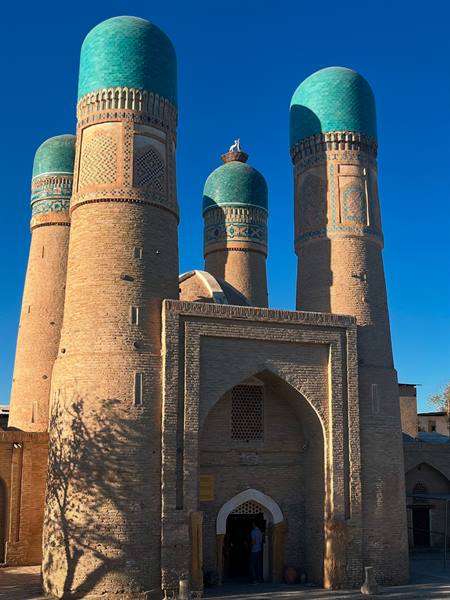 Le quattro torri a cupola turchese del Char Minar a Bukhara