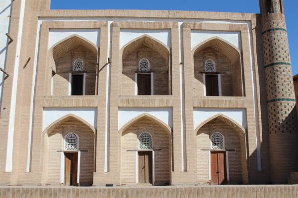 Madrasa in mattoni di sabbia con archi e minaretto a mosaico, Khiva