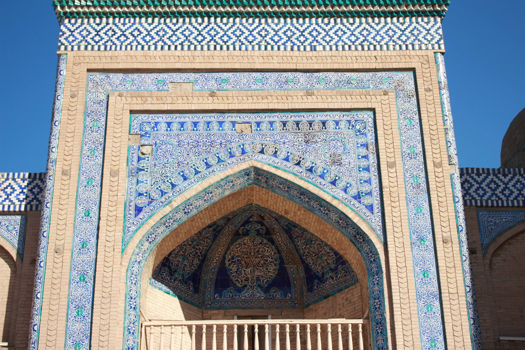 Portale in maiolica blu e verde di Khiva sotto il sole
