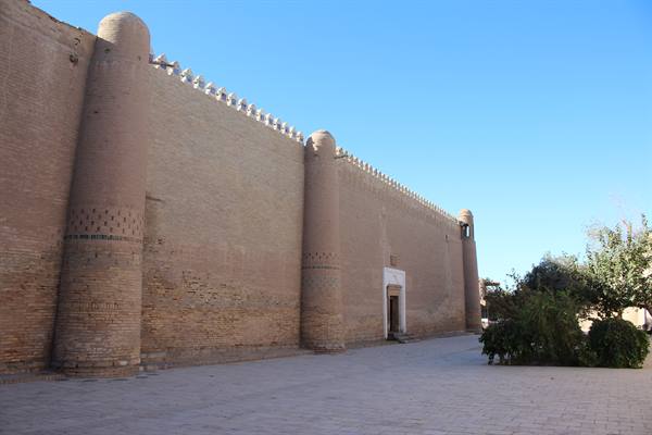 Mura di mattoni di argilla con torri cilindriche a Khiva