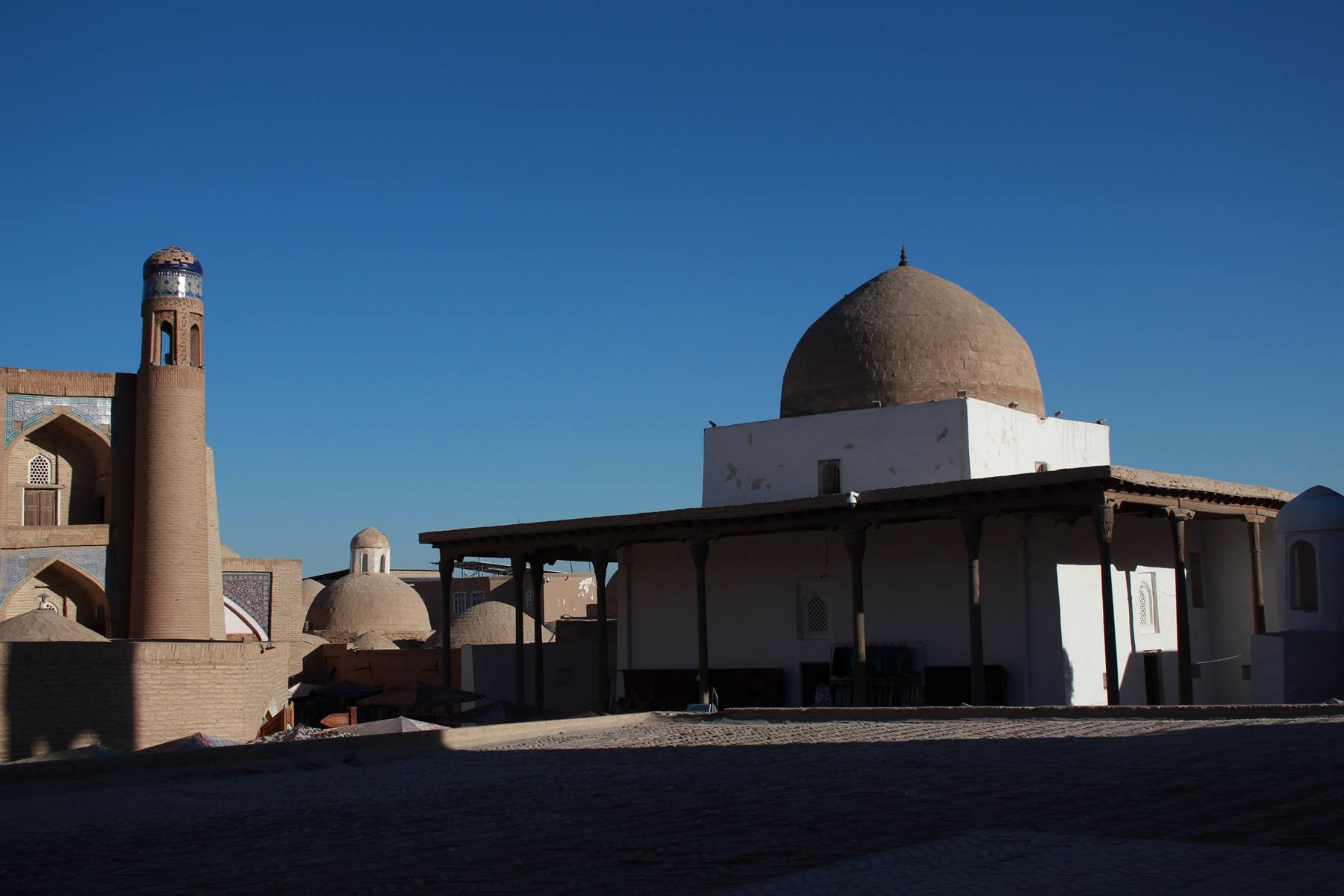 Moschea con cupola d'argilla e minareto sotto il cielo azzurro di Khiva