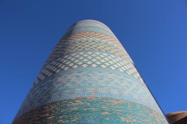 Il minareto Kalta Minor a Khiva, maiolica turchese sotto il cielo blu