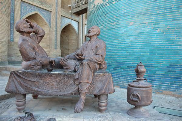 Statua bronzea di due uomini che ridono con samovar, Khiva