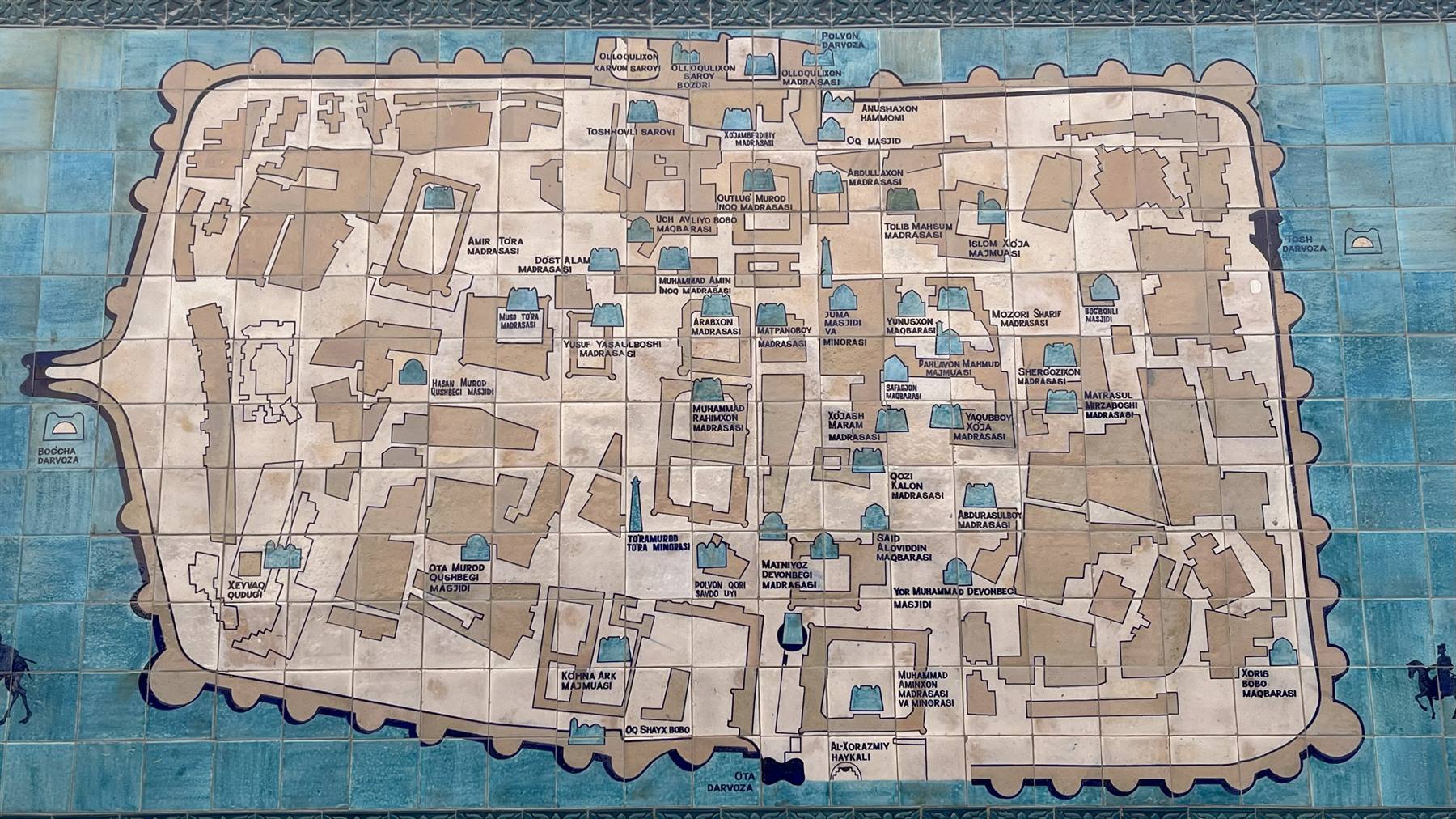 Mappa in ceramica della città vecchia di Khiva, smalti turchesi e beige