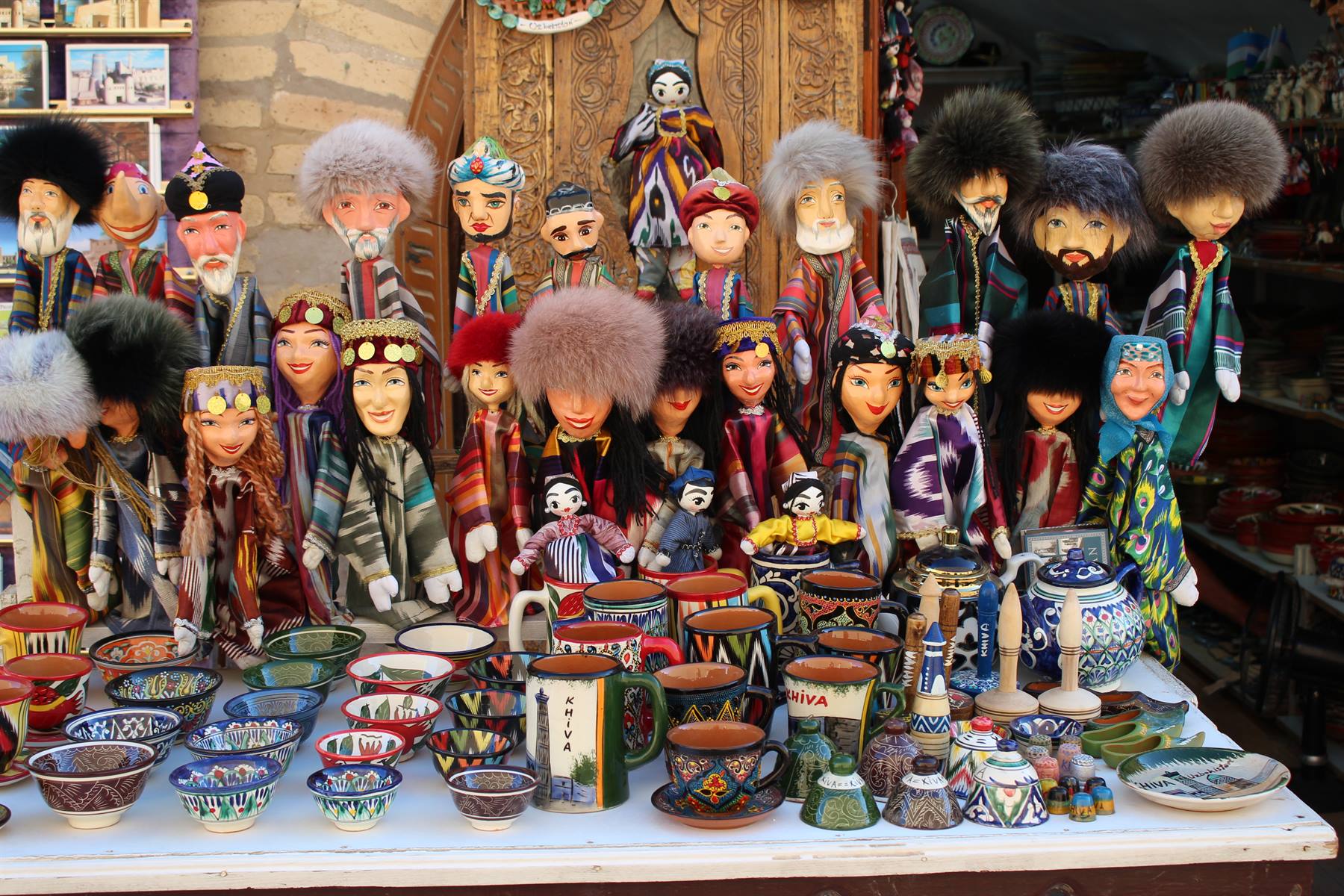 Banchetto di bambole tradizionali e ceramiche dipinte a Khiva