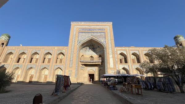 Madrasa di Bukhara, maiolica azzurra, bazar di tessuti sotto il sole