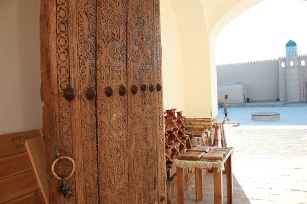 Porta intarsiata di legno con battenti metallici, oltre le mura di Khiva