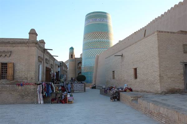 Il minareto di Kalta Minor di maiolica verde tra i muri di mattoni di Khiva