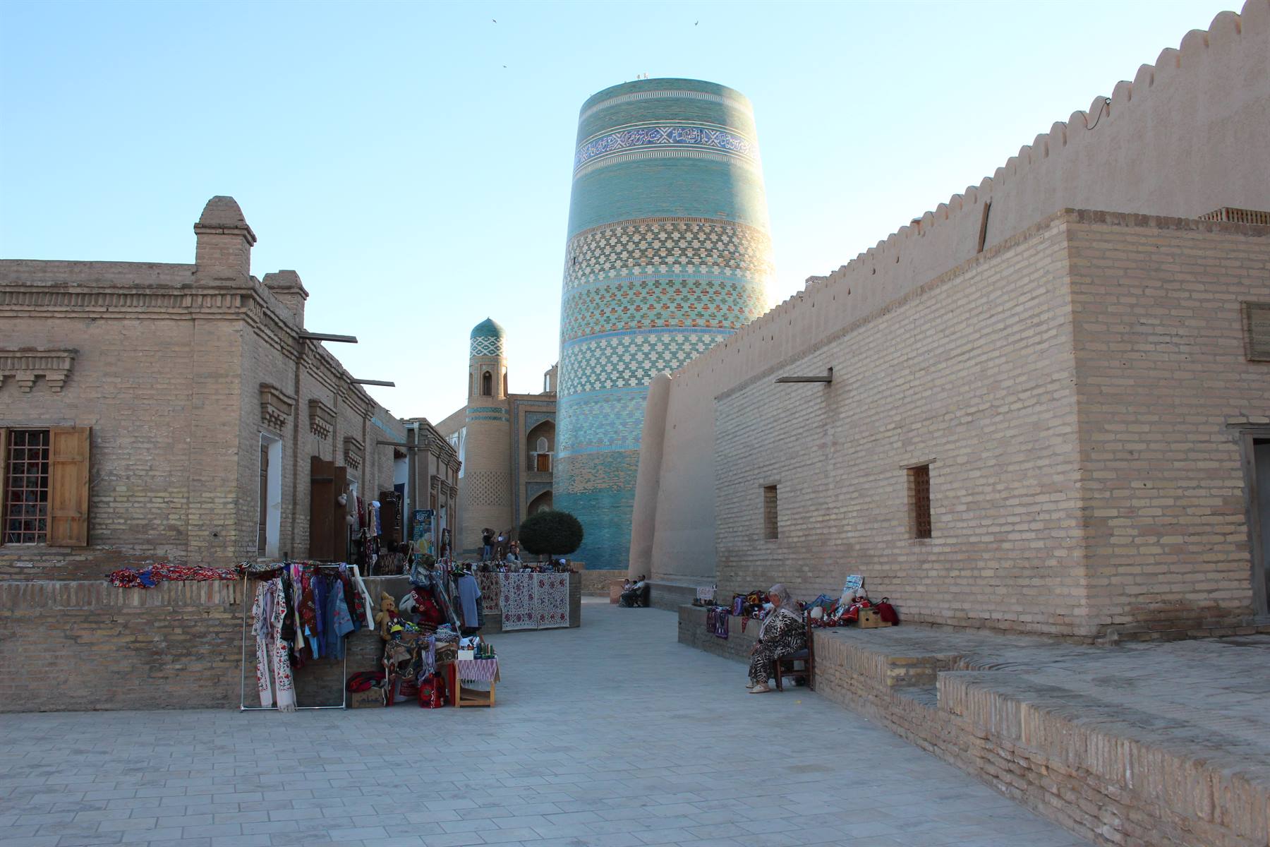 Il minareto di Kalta Minor di maiolica verde tra i muri di mattoni di Khiva