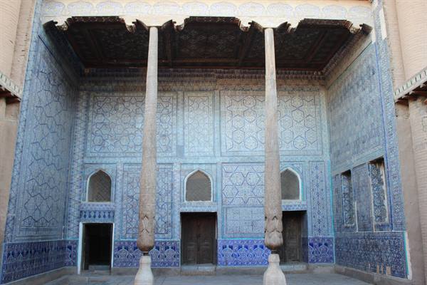 Colonnine di legno intagliato davanti a maioliche blu, Khiva