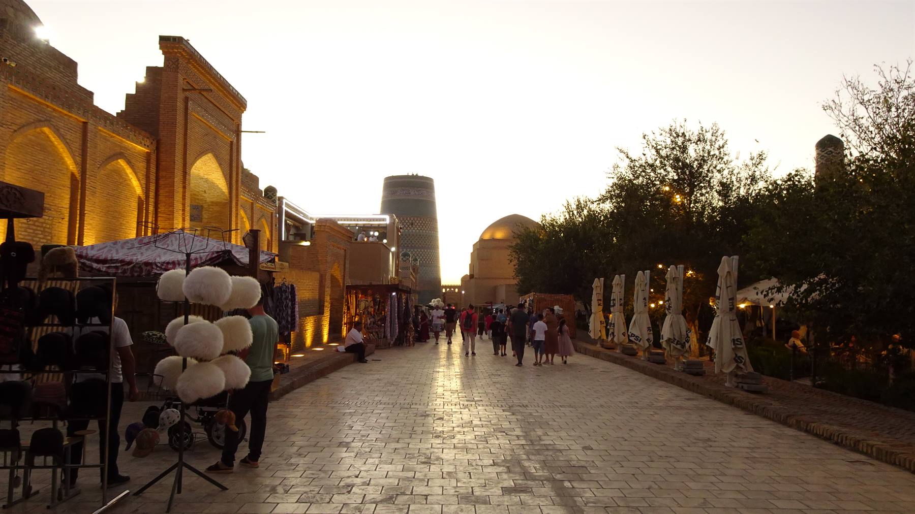La via di Khiva al calar della sera, con il minareto Kalta Minor sullo sfondo