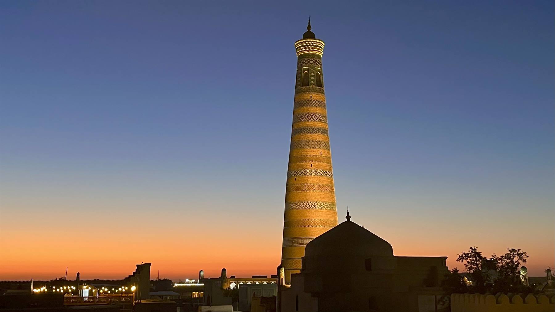 Il minareto di Islom Xo'ja illuminato al crepuscolo, Khiva