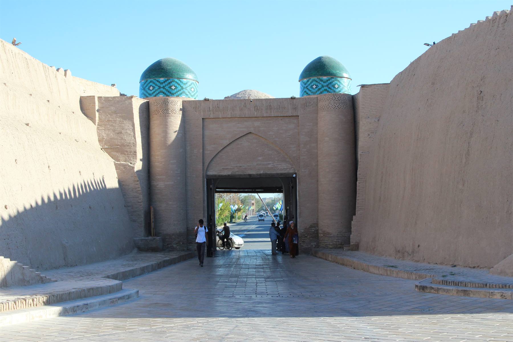 Porta delle mura di mattoni di Khiva con due cupole verdi