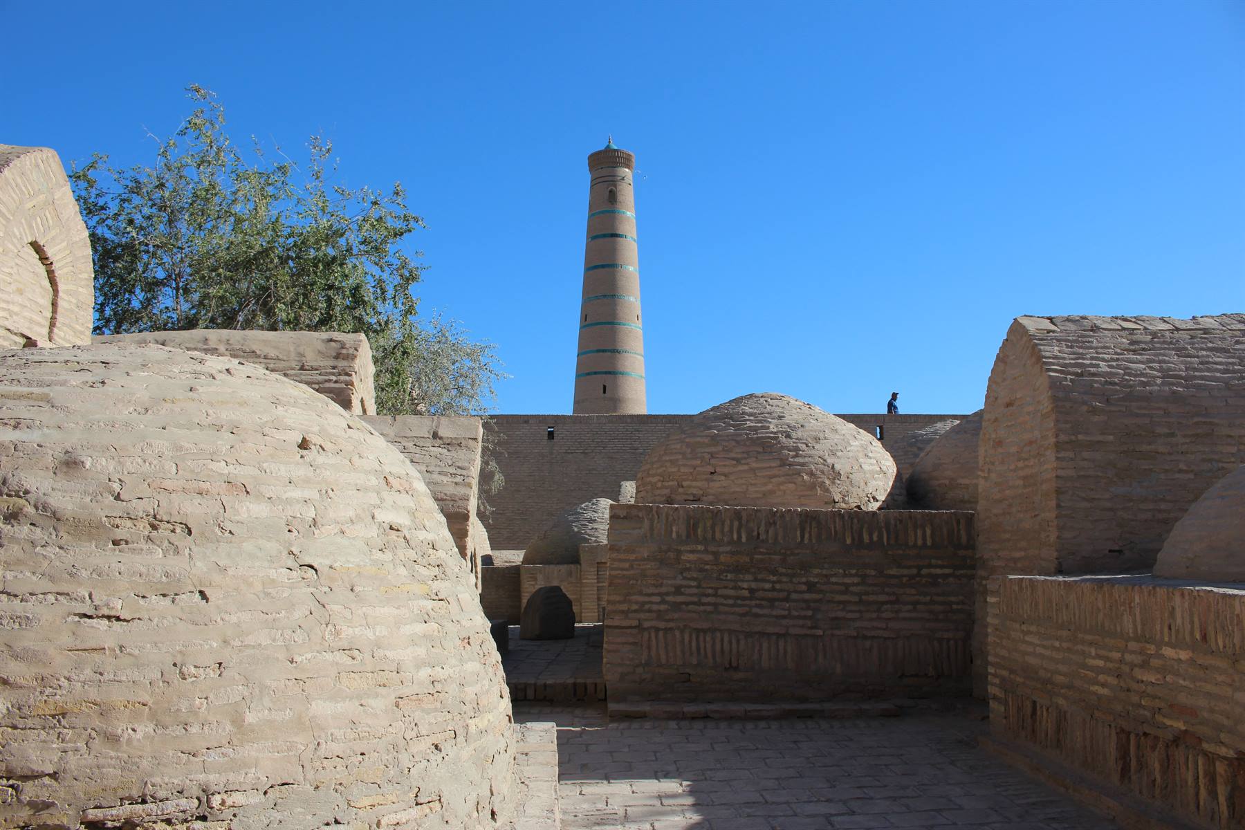 Cupole in mattoni di fango e minareto sotto il cielo azzurro di Khiva