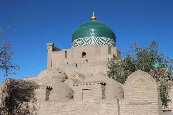Cupola verde maiolicata sopra tombe in mattoni di fango a Khiva