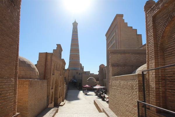 Il minareto di Islam Khoja svetta sui tetti in mattoni di Khiva