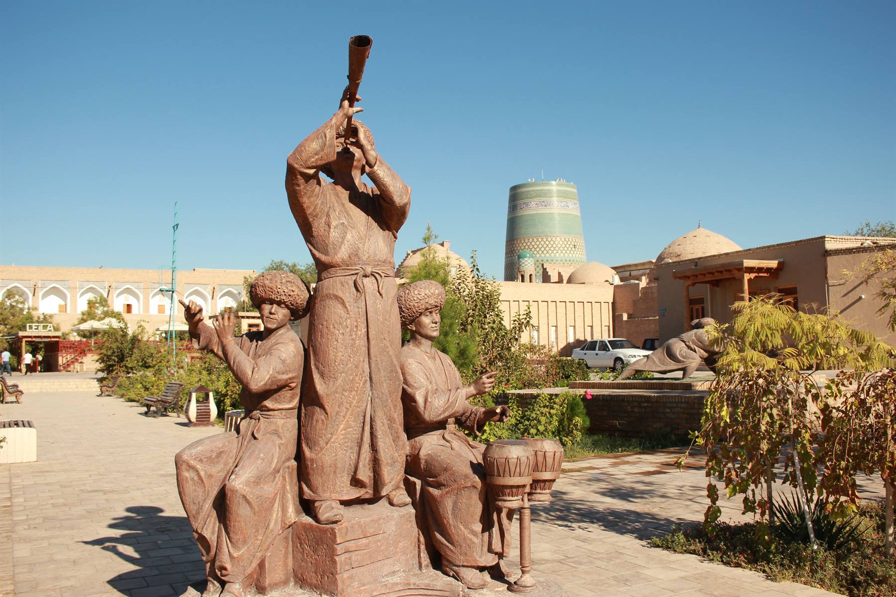 Statue bronze di musicisti davanti al minareto di Kalta Minor, a Khiva