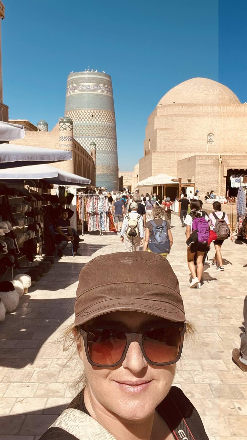 Selfie davanti al minareto Kalta Minor, Khiva, sole intenso