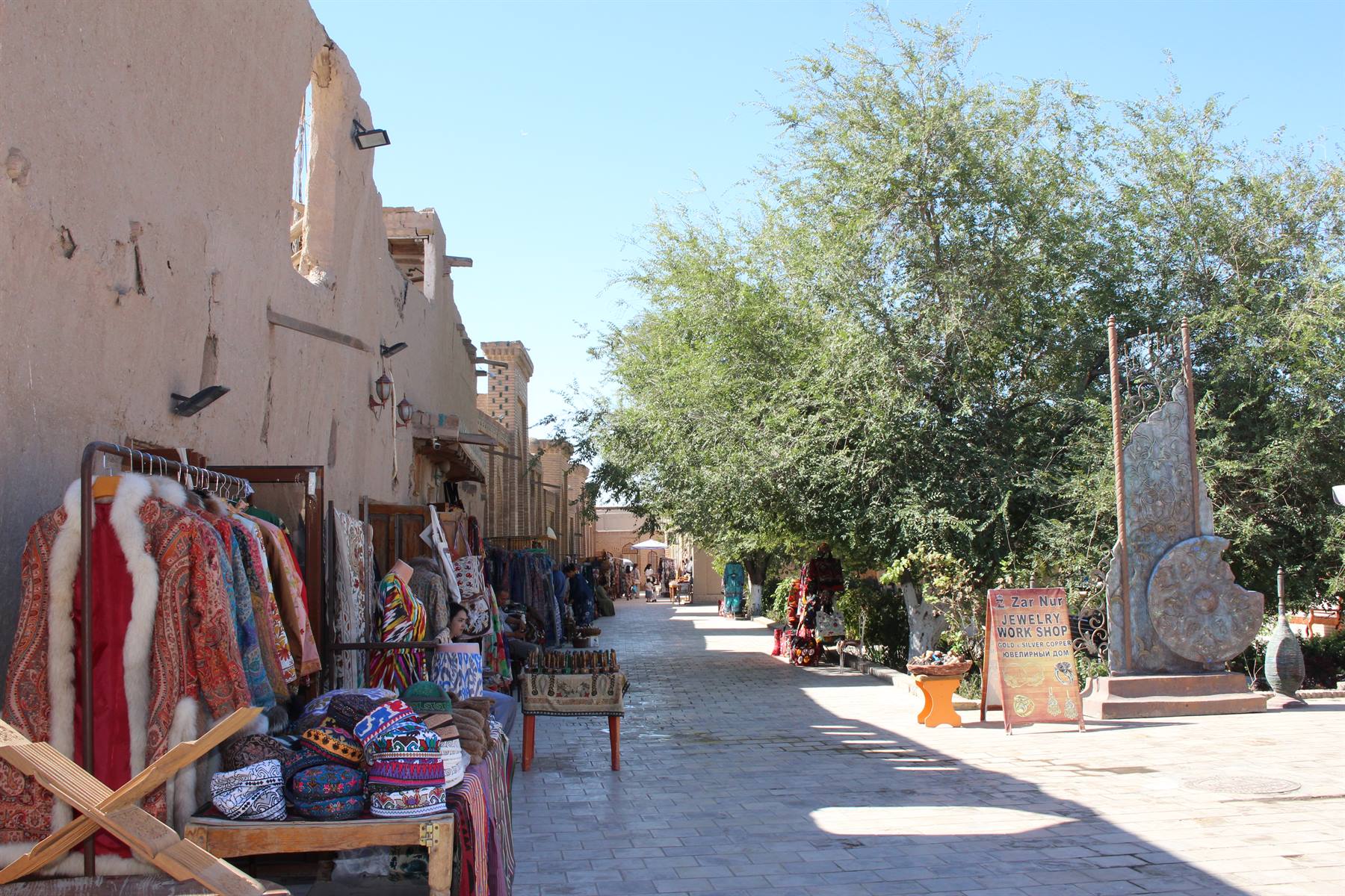 Bazar di artigianato tra mura in mattoni di fango, a Khiva