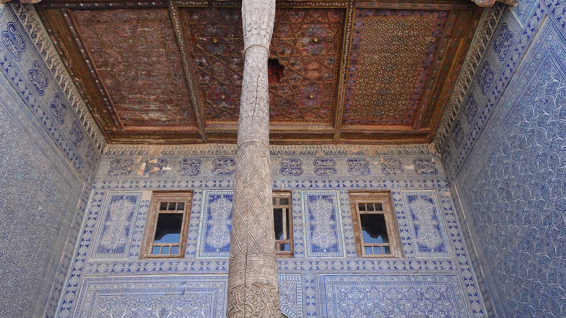 Colonna di legno intagliato sotto soffitto dipinto, maioliche blu, Khiva