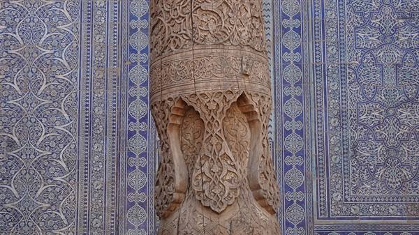 Colonna lignea intagliata davanti a maioliche blu, Khiva