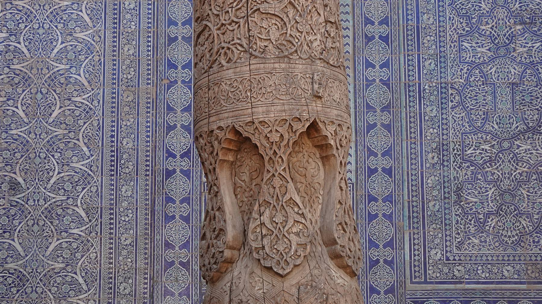 Colonna lignea intagliata davanti a maioliche blu, Khiva