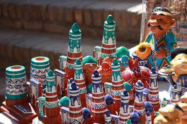 Souvenir in ceramica dipinta a forma di minareto, al mercato di Khiva