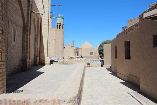 Via lastricata in mattoni tra madrase e minareto a Khiva