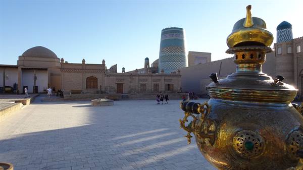 Samarcanda, un grande samovar dorato in primo piano sulla piazza