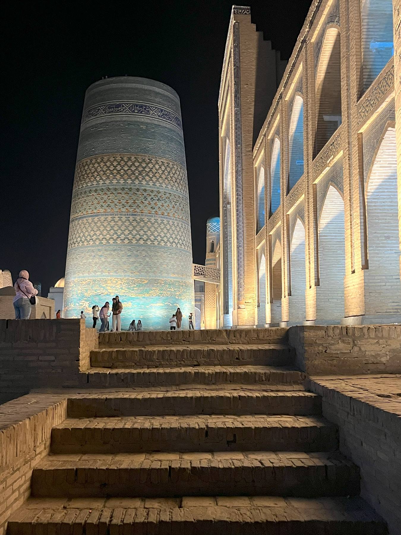 Khiva, scalinata verso il minareto maiolicato illuminato di notte
