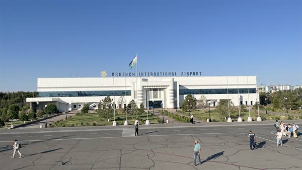 L'aeroporto internazionale di Nukus, facciata bianca, bandiera al vento