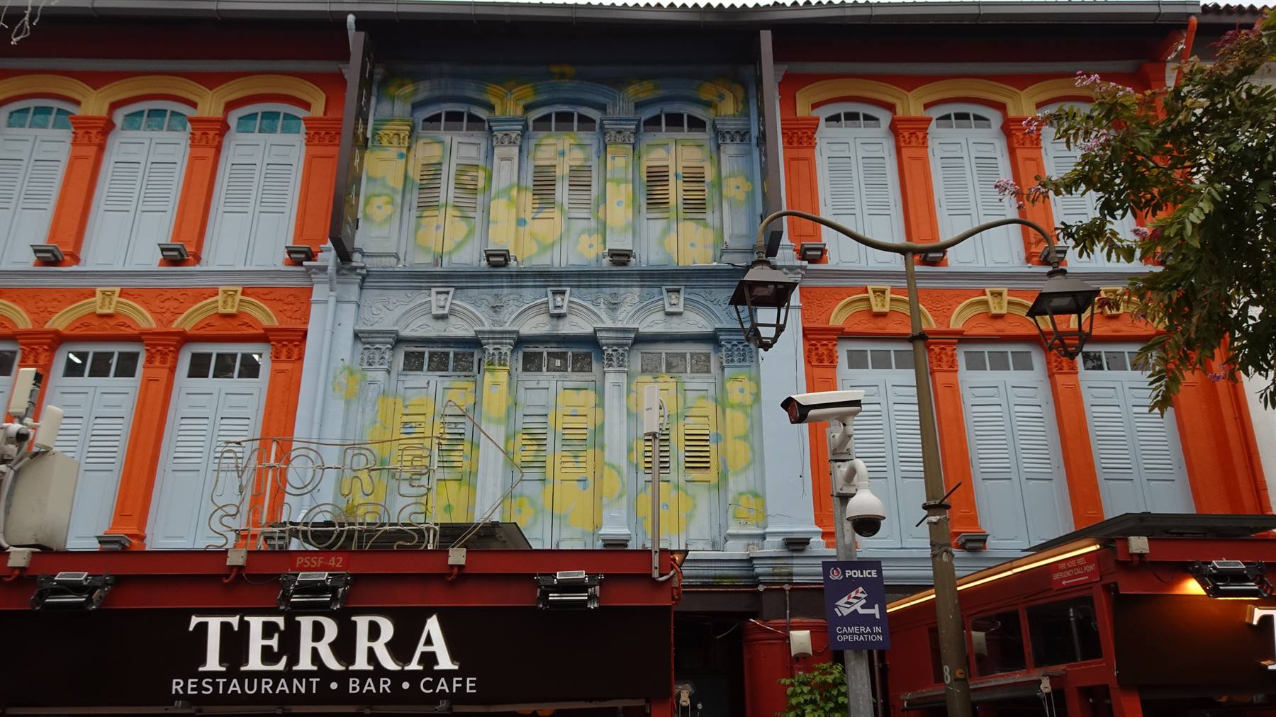 Facciate colorate che raccontano storie: Singapore ti conquista a ogni angolo.