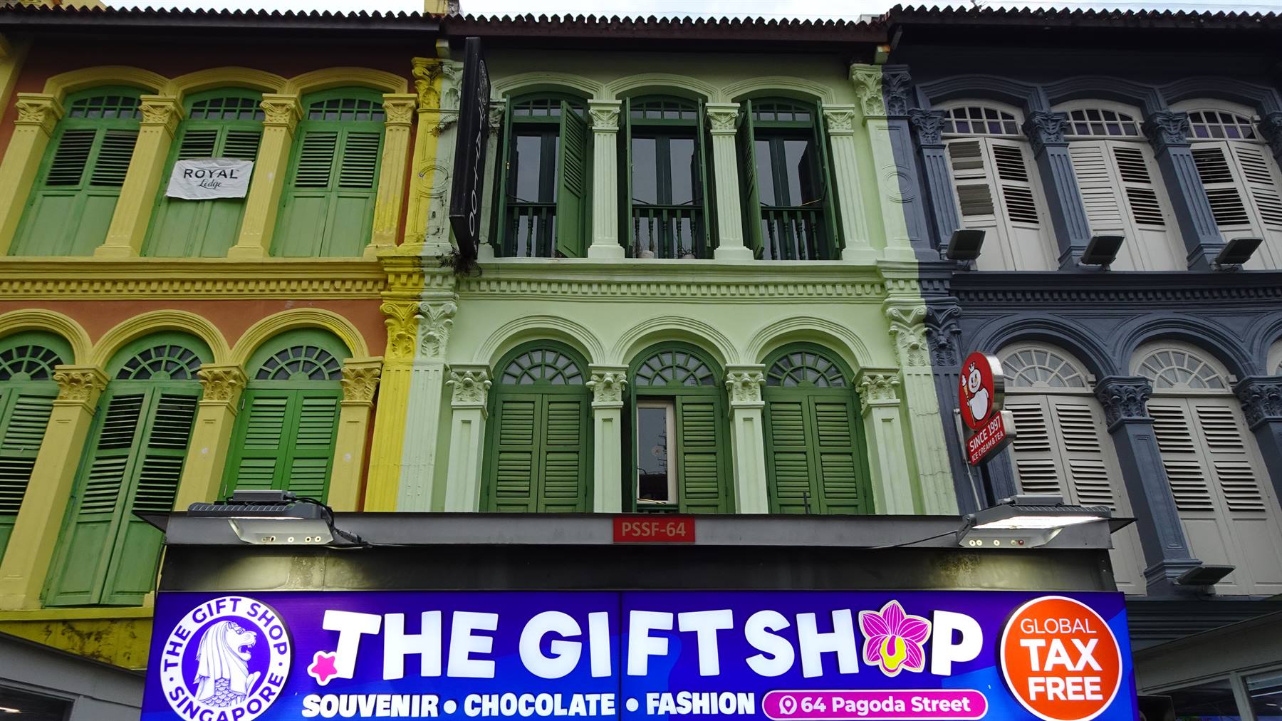 Case colorate di Pagoda Street: un sorriso???... no — 