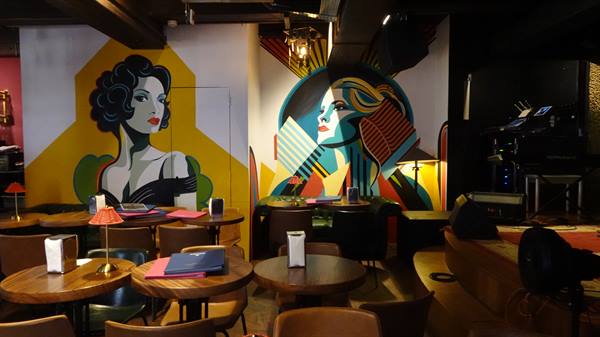 A warm evening in this little joint, among colourful murals and soft lights.