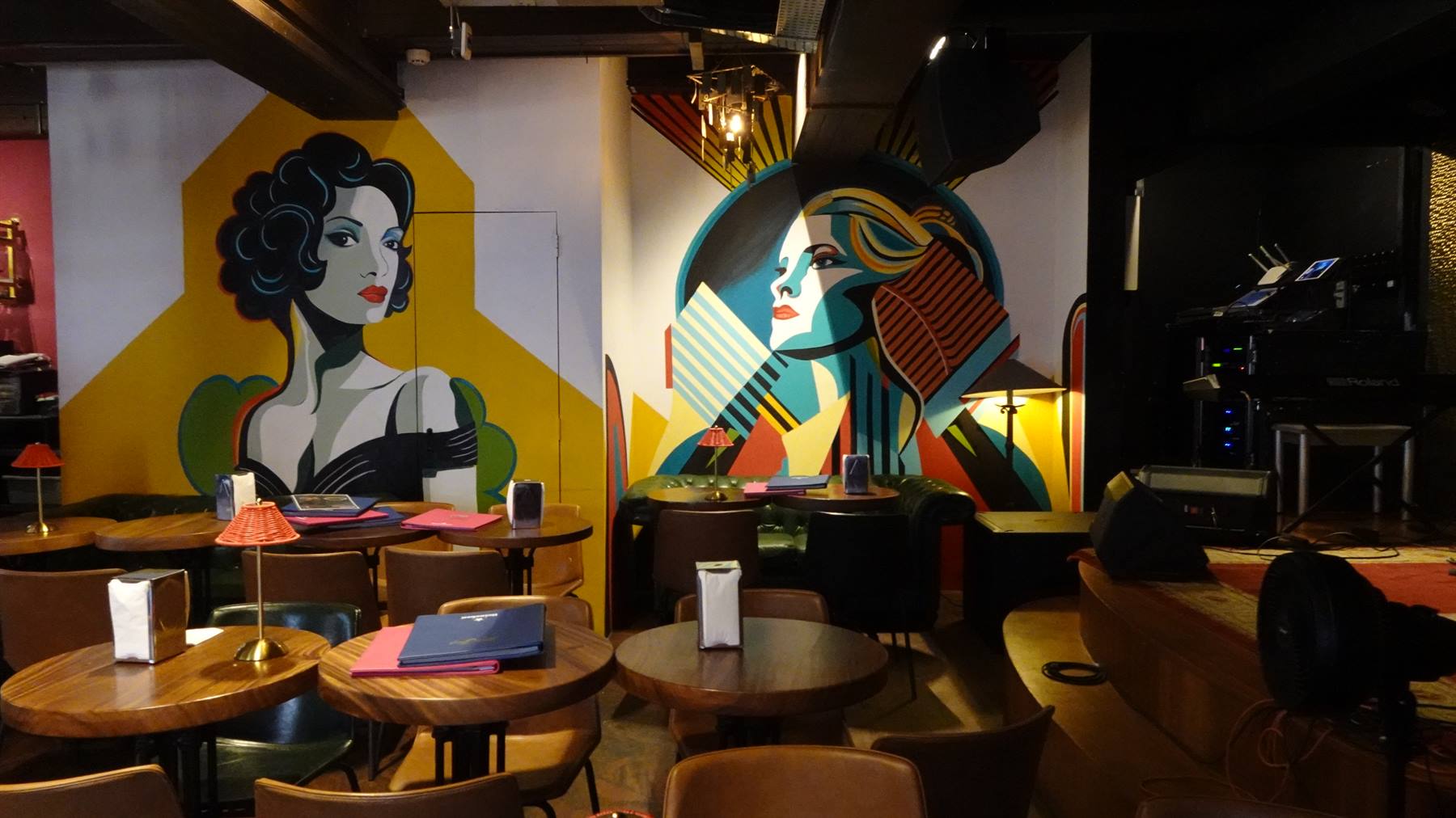 Sera calda in questo localiccio, tra murales colorati e luci soffuse.