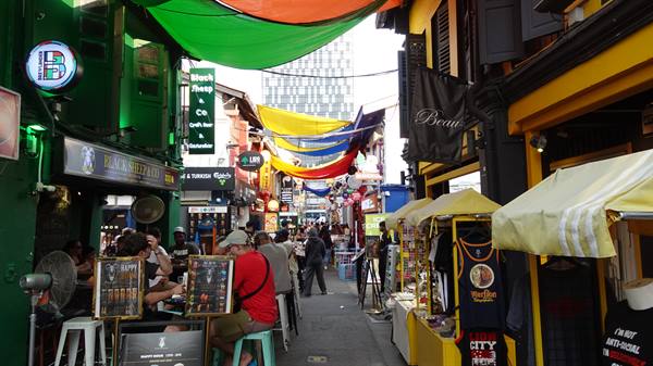 Colourful alleys, flags in the wind, fresh beer: a magical evening.