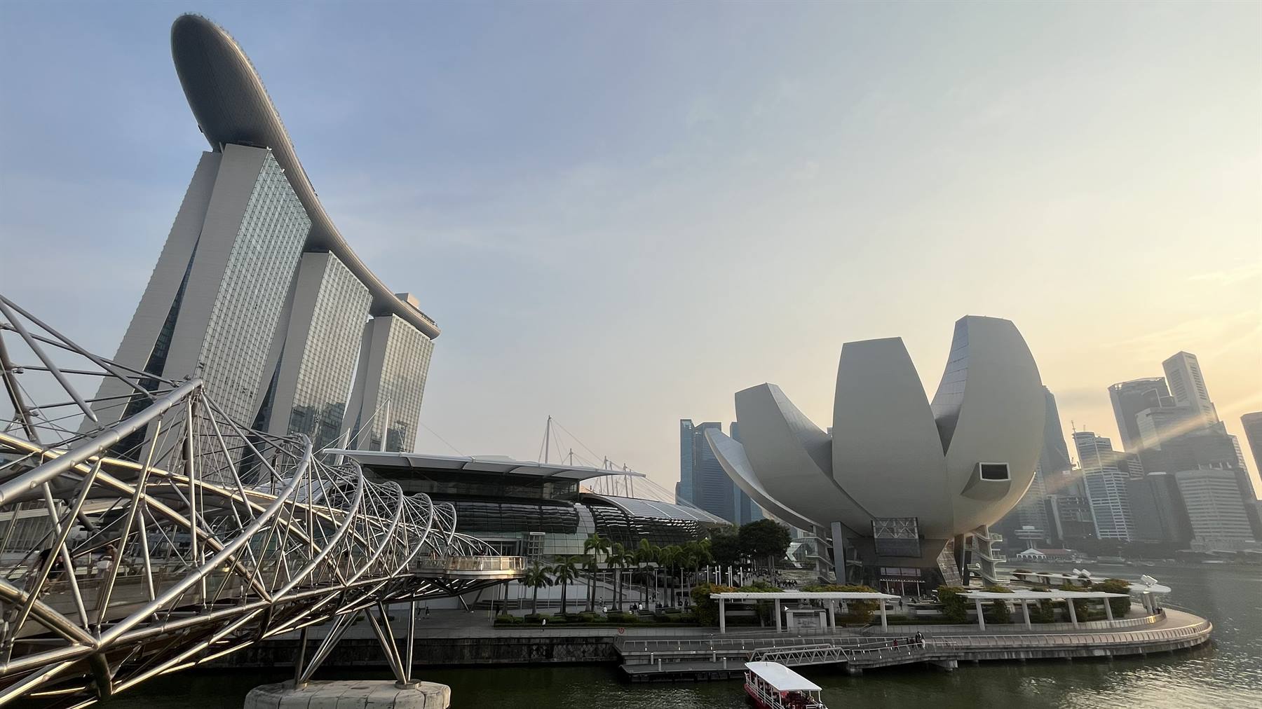 Marina Bay Sands e il Museo ArtScience a forma di fiore, con l'Helix Bridge in acciaio