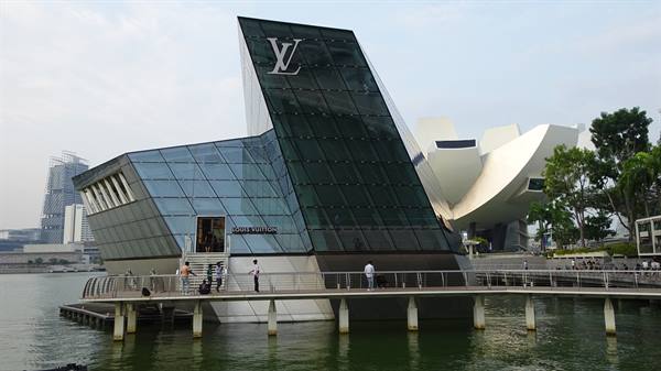A walk on the water to the glass boutique, Singapore enchants.