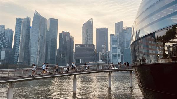 Sunset over the bay: Singapore welcomes us with its glowing skyline.