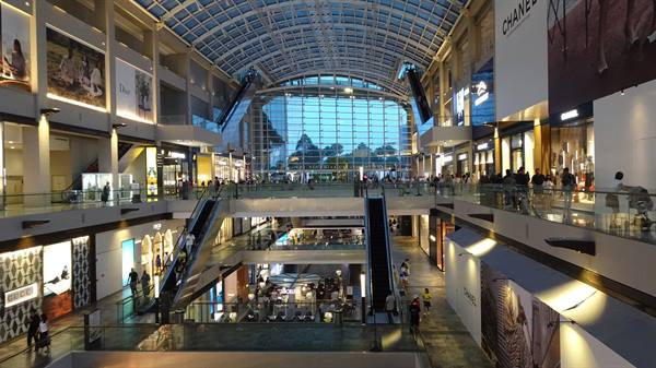 Evening at Marina Bay Sands: lights, glass and wonder everywhere.