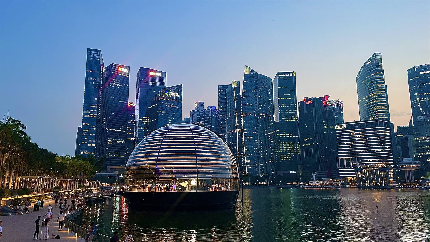 La cupola di vetro dell'Apple Store galleggia su Marina Bay a Singapore