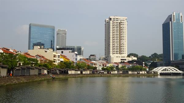 A quiet afternoon along the river, among skyscrapers and colourful houses.