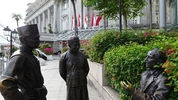 Stories of bronze among the flowers of Singapore, an encounter suspended in time.