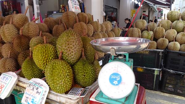 The market smells of durian: an adventure for the palate!