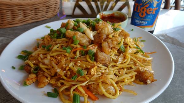 Noodles stir-fried in the pan and a fresh Tiger: the perfect travel lunch.
